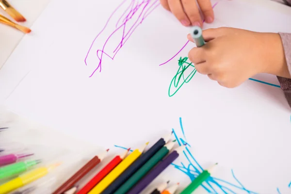 Κοριτσάκι σχέδιο με χρωματιστά μολύβια σε χαρτί — Φωτογραφία Αρχείου