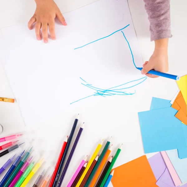 Pequena menina desenho com lápis de cor no papel — Fotografia de Stock