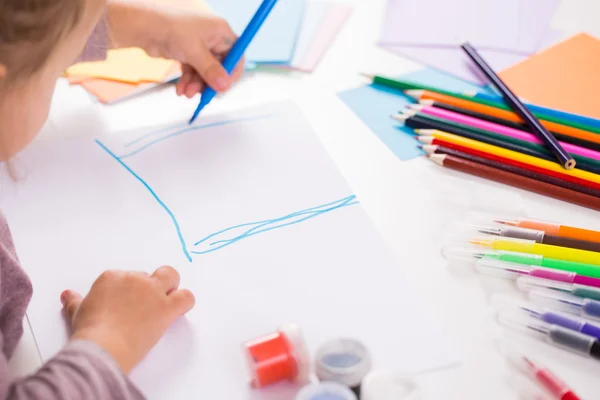 Κοριτσάκι σχέδιο με χρωματιστά μολύβια σε χαρτί — Φωτογραφία Αρχείου