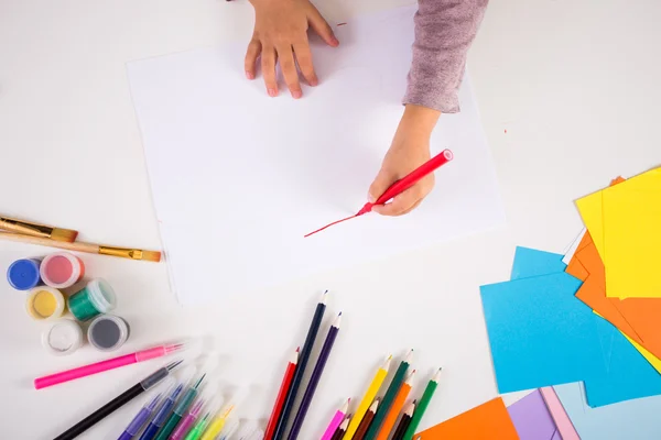 Dívčí kresba s barevnými tužkami na papíře — Stock fotografie