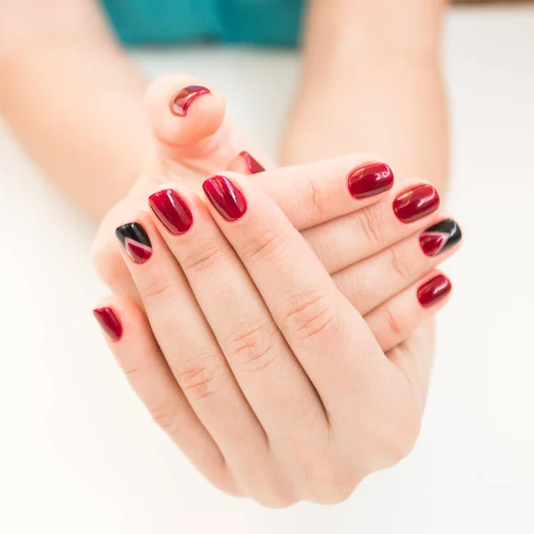 Closeup φωτογραφία του μια όμορφη γυναίκα τα χέρια με κόκκινα νύχια λευκό φόντο Εικόνα Αρχείου