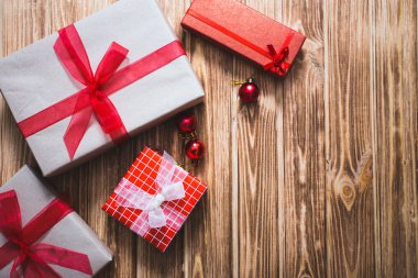 Noel hediye kutuları ahşap arka plan üzerinde