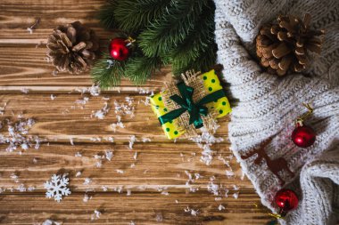 Noel hediye kutusu ahşap zemin çam dalları ile