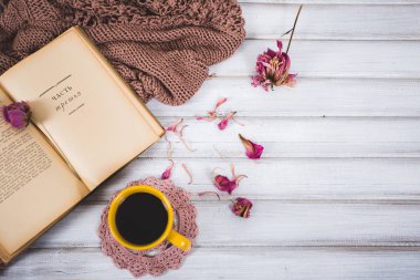 Kahve fincanı ve açık kitap kapatın. Kış ve Noel zaman kavramı.