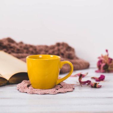 Kahve fincanı ve açık kitap kapatın. Kış ve Noel zaman kavramı.