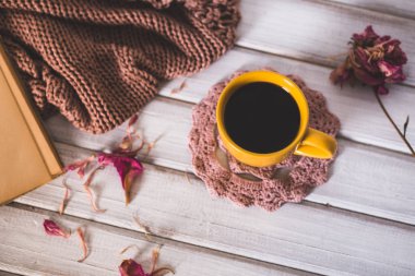 Kahve fincanı ve açık kitap kapatın. Kış ve Noel zaman kavramı.