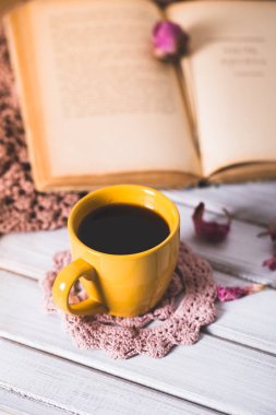 Kahve fincanı ve açık kitap kapatın. Kış ve Noel zaman kavramı.