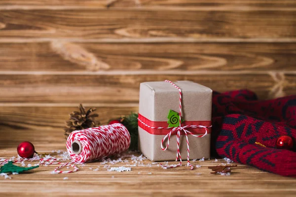 Scatola regalo di Natale con rami di abete su uno sfondo di legno — Foto Stock