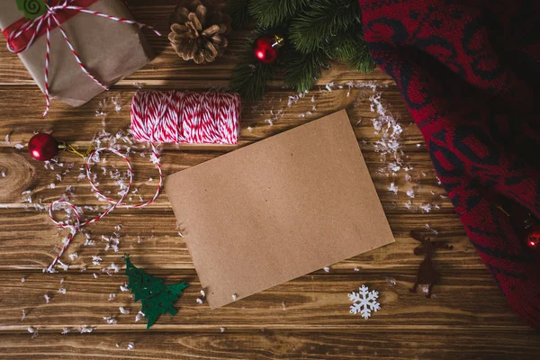 Biglietto di Natale su sfondo di legno con rami di abete — Foto Stock