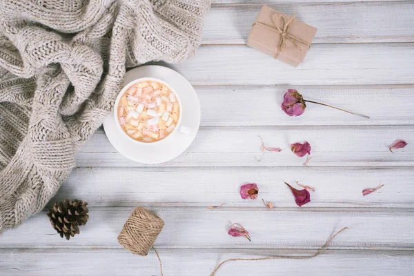 Caffè invernale in tazza di ceramica con marshmallow, sciarpa calda — Foto Stock