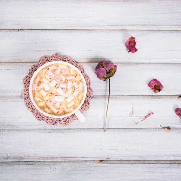 Красная кружка кофе с зефиром на деревянном фоне — стоковое фото