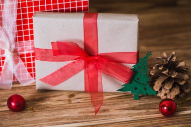 Noel hediye kutuları ahşap arka plan üzerinde