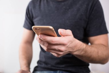 Akıllı cep telefonu kullanan bir adama yaklaş