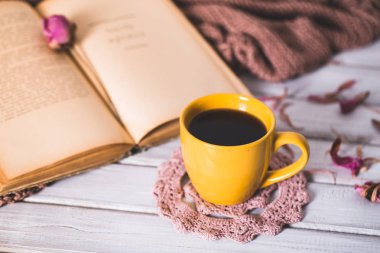 Kahve fincanı ve açık kitap kapatın. Kış ve Noel zaman kavramı.