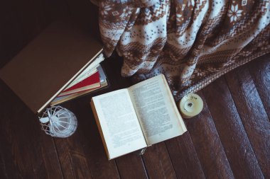 Sandalye üzerinde sıcak ekose ile kitap yığını