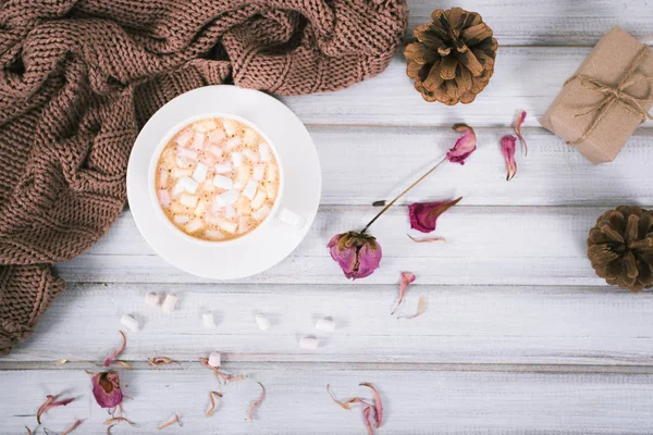Caffè invernale in tazza di ceramica con marshmallow, sciarpa calda — Foto Stock
