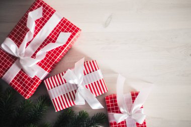 Noel ve yeni yıl hediyeleri ağacın altında