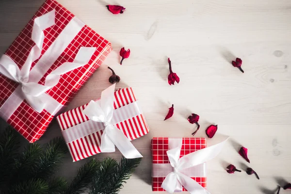 Χριστούγεννα και Πρωτοχρονιά δώρα κάτω από το δέντρο — Φωτογραφία Αρχείου