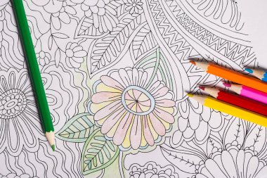 Çok renkli kalemler ve boyama kitabı yetişkinler için