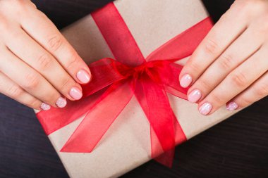 bir hediye kutusu tutan kız. Jel tırnak manikür