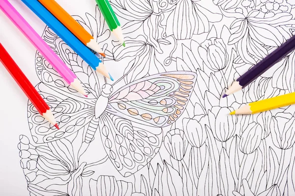 Разноцветные карандаши и раскраска для взрослых — стоковое фото