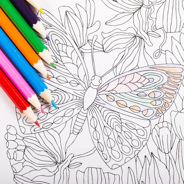Çok renkli kalemler ve boyama kitabı yetişkinler için