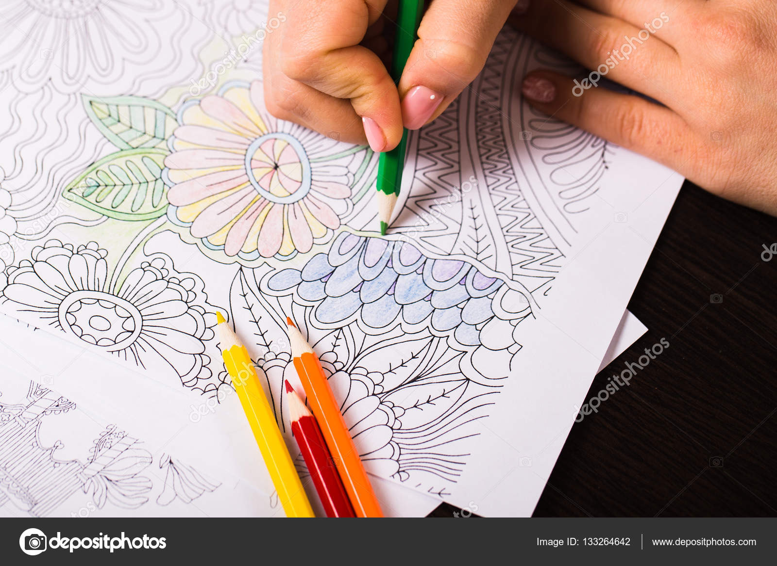a peint un livre colorier pour les adultes avec des crayons Fille a peint un livre colorier pour les adultes avec des crayons —