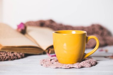 Kahve fincanı ve açık kitap kapatın. Kış ve Noel zaman kavramı.