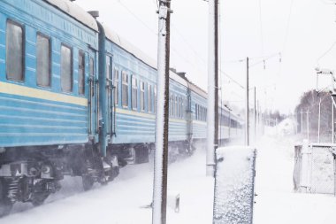 süratle seyir eden kar parça yolcu treni