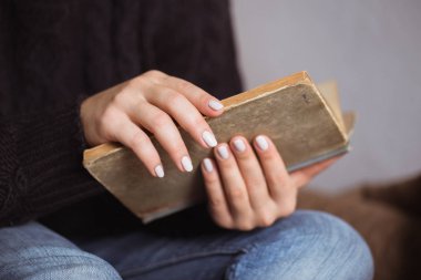 Eski bir kitap güzel manikür kadınla