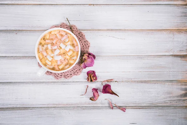 Tazza rossa di caffè con marshmallow su sfondo di legno — Foto Stock