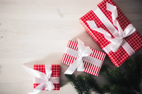 Χριστούγεννα και Πρωτοχρονιά δώρα κάτω από το δέντρο — Φωτογραφία Αρχείου