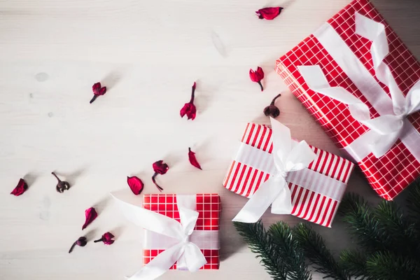 Regali di Natale e Capodanno sotto l'albero — Foto Stock