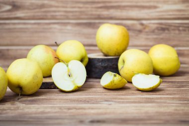 Ahşap bir zemin üzerine altın olgun elma