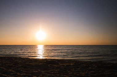 Deniz, turuncu günbatımı şafak