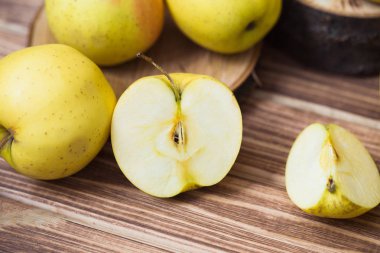 Ahşap bir zemin üzerine altın olgun elma