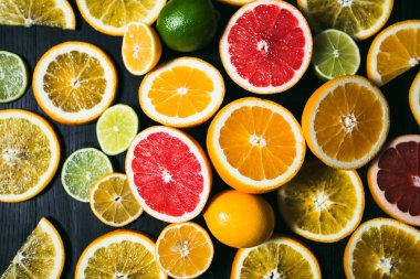 Taze narenciye stihli. Limon, limon, greyfurt ve portakal siyah bir zemin üzerine