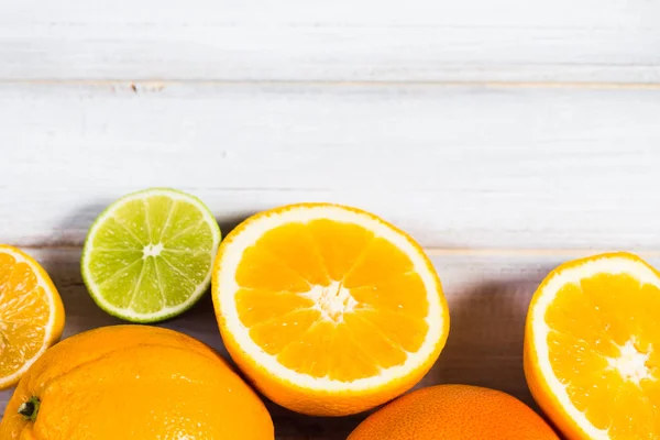 Verse citrusvruchten op een bruin houten tafel — Stockfoto