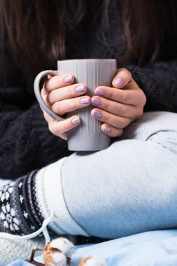 Güzel manikür gri bir fincan çay tutan kadınla