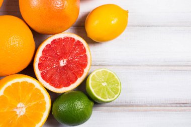 Taze narenciye kahverengi ahşap bir masa üzerinde