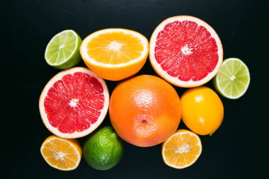 Taze narenciye stihli. Limon, limon, greyfurt ve portakal siyah bir zemin üzerine