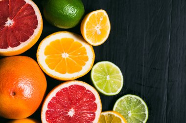 Taze narenciye stihli. Limon, limon, greyfurt ve portakal siyah bir zemin üzerine