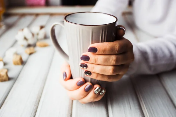 Donna con bella manicure in possesso di una tazza di tè grigio — Foto Stock