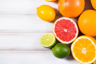 Taze narenciye kahverengi ahşap bir masa üzerinde