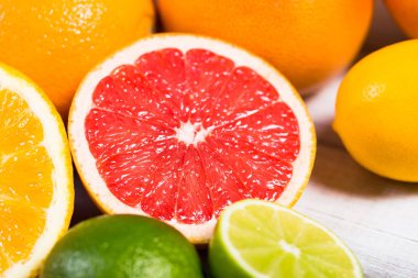 Taze narenciye kahverengi ahşap bir masa üzerinde