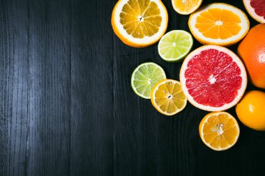 Taze narenciye stihli. Limon, limon, greyfurt ve portakal siyah bir zemin üzerine