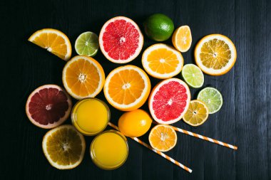 Taze narenciye stihli. Limon, limon, greyfurt ve portakal siyah bir zemin üzerine