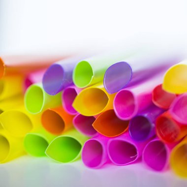 dan çok çok renkli tübüllerin bir kokteyl için arka plan