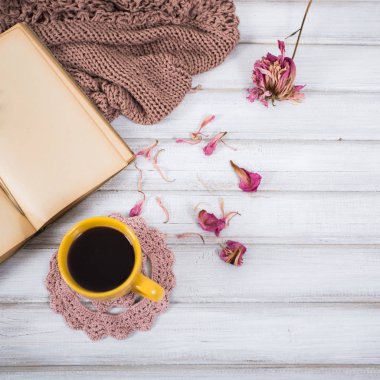 Kahve fincanı ve açık kitap kapatın. Kış ve Noel zamanı con