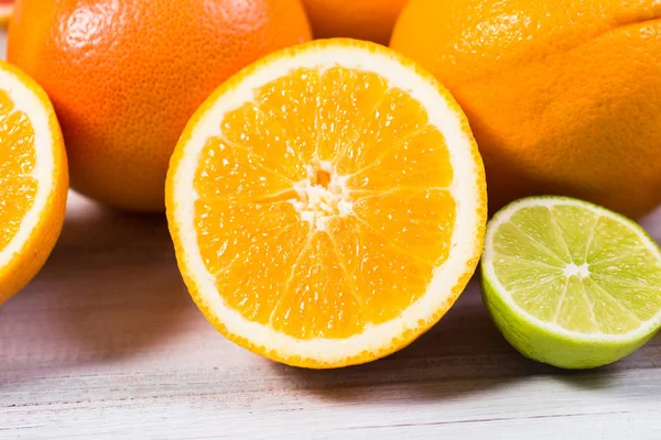 Verse citrusvruchten op een bruin houten tafel — Stockfoto